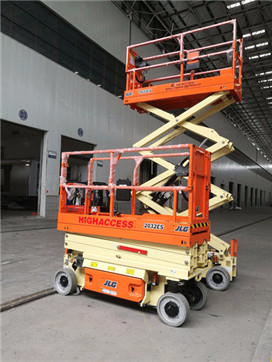 電動(dòng)剪叉式高空作業(yè)車 現(xiàn)代高空作業(yè)的安全高效解決方案